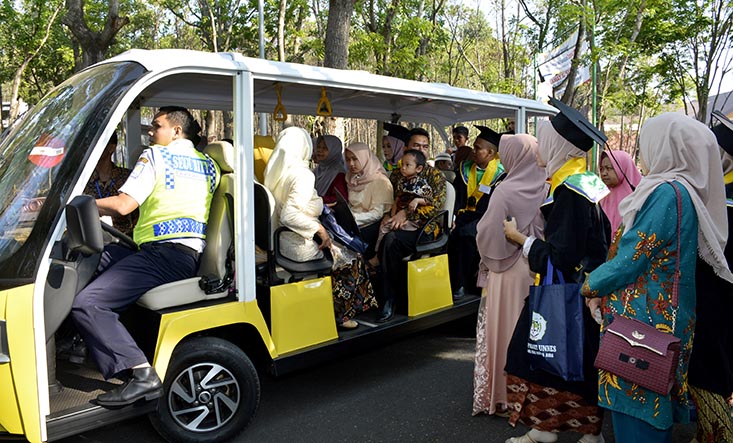 Kurangi Kepadatan Di lokasi Wisuda, Lima Mobil Listrik Antar Wisudawan dan Orang Tua