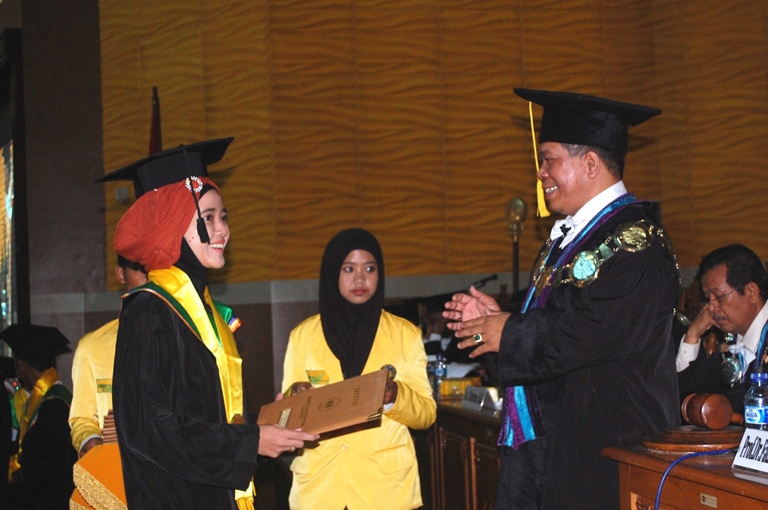 Periode II: Unnes Wisuda 1.459 Lulusan