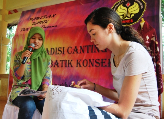 Mahasiswa Teknik Buat Batik Motif Tugu Konservasi