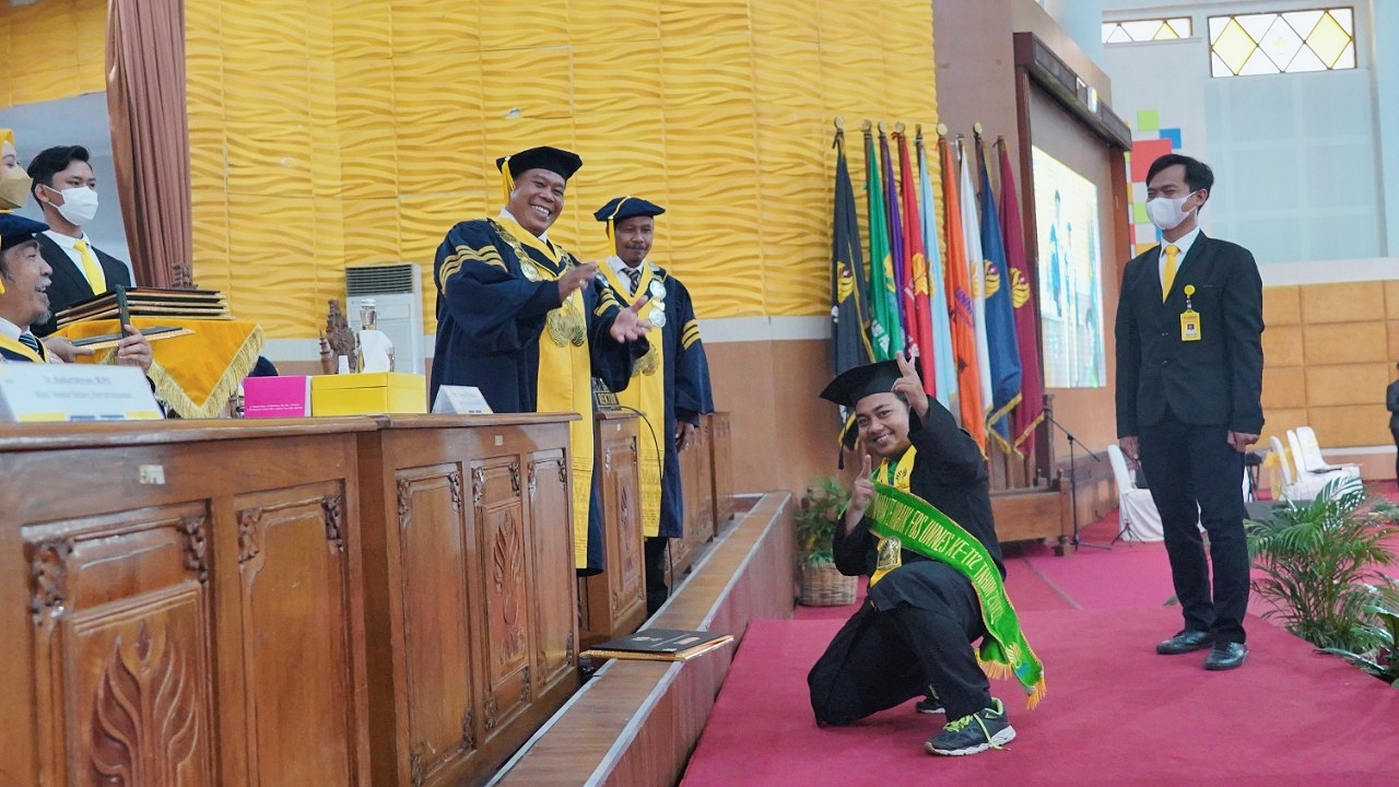 Wisudawan UNNES Selebrasi di Depan Rektor Prof Fathur Rokhman