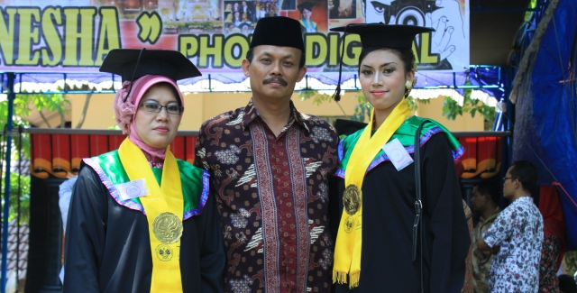 Ketika Ibu dan Anak Diwisuda Bersama