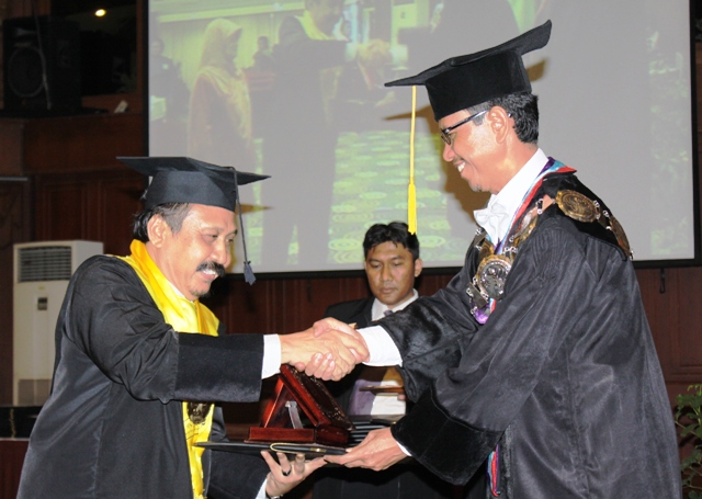 Suhardi Wisudawan Terbaik dan Tercepat PPs Unnes